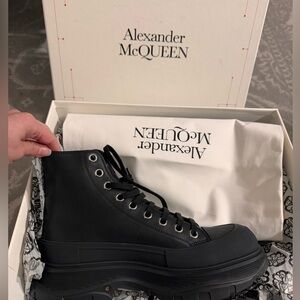 NWT ALEXANDER MCQUEEN BOX DOG CALF BLACK BOOTS SIZE 42, black
